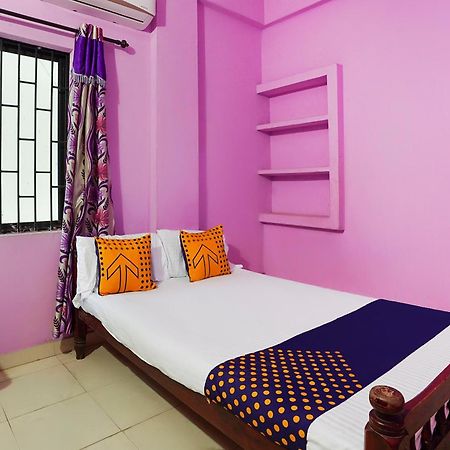 Hotel SPOT ON 66098 Rohini Residency Edayur Esterno foto