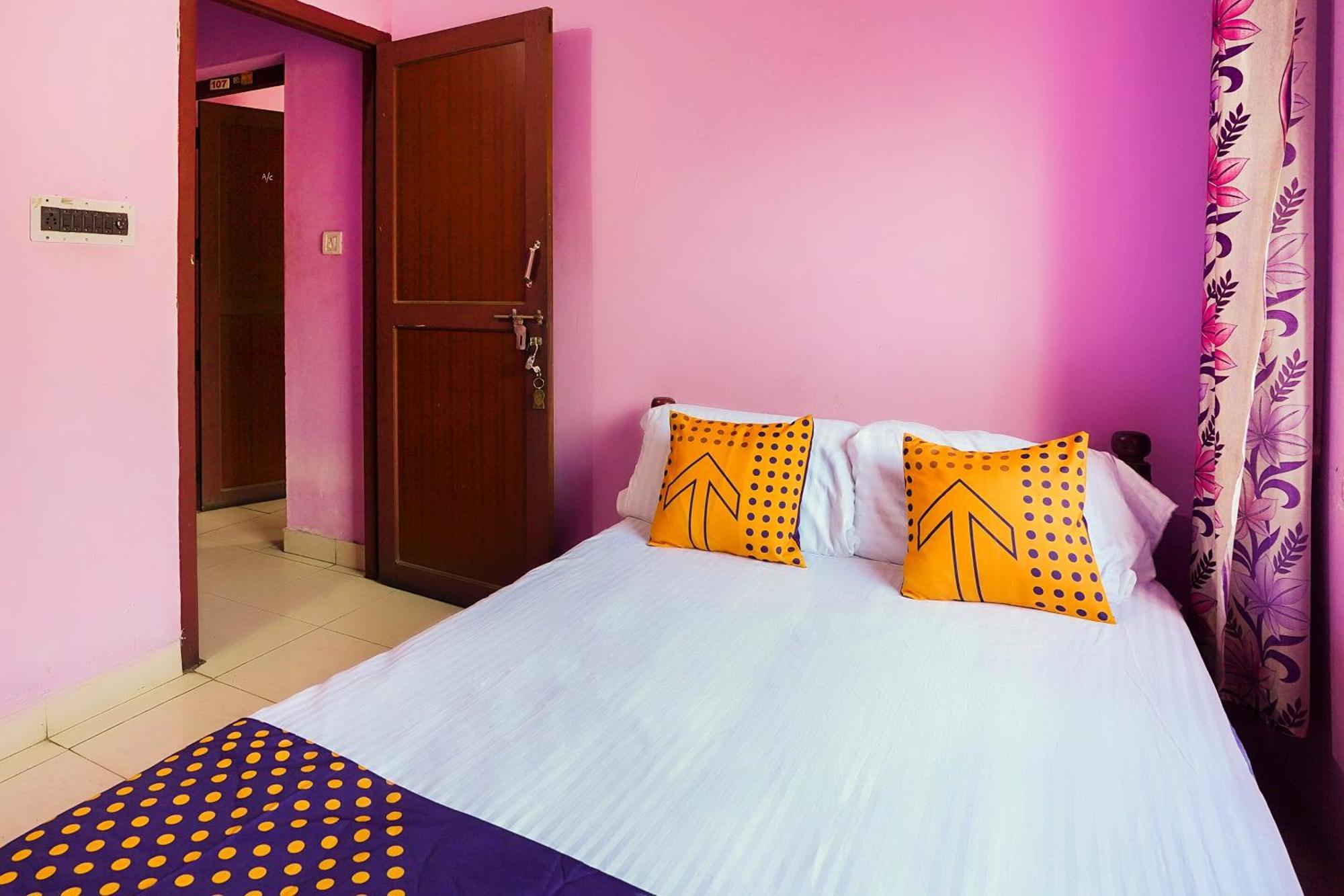 Hotel SPOT ON 66098 Rohini Residency Edayur Esterno foto