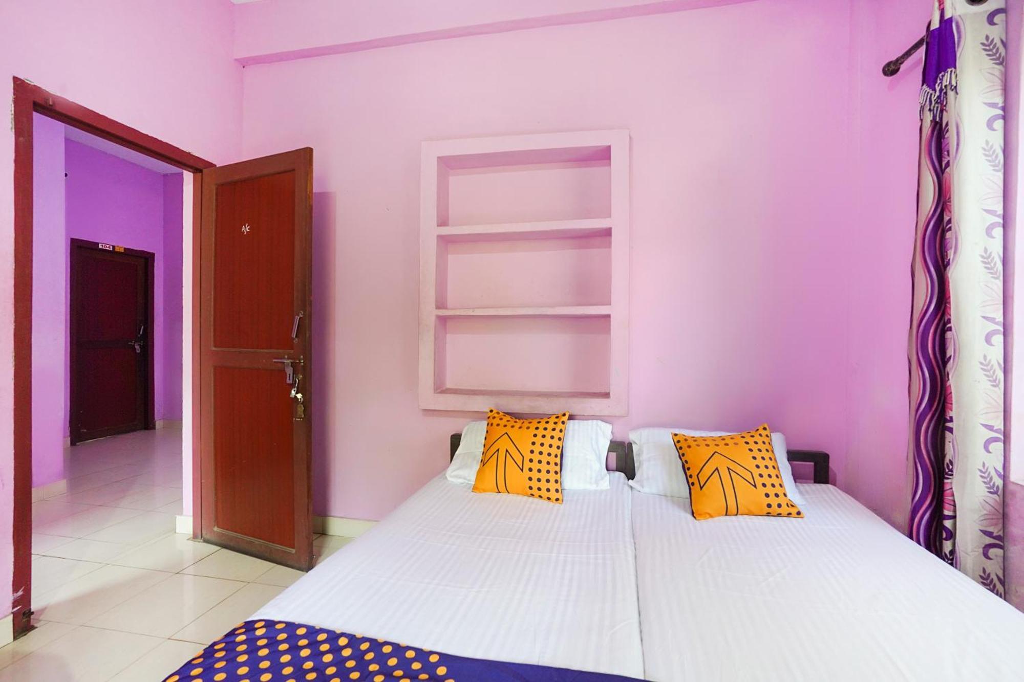 Hotel SPOT ON 66098 Rohini Residency Edayur Esterno foto