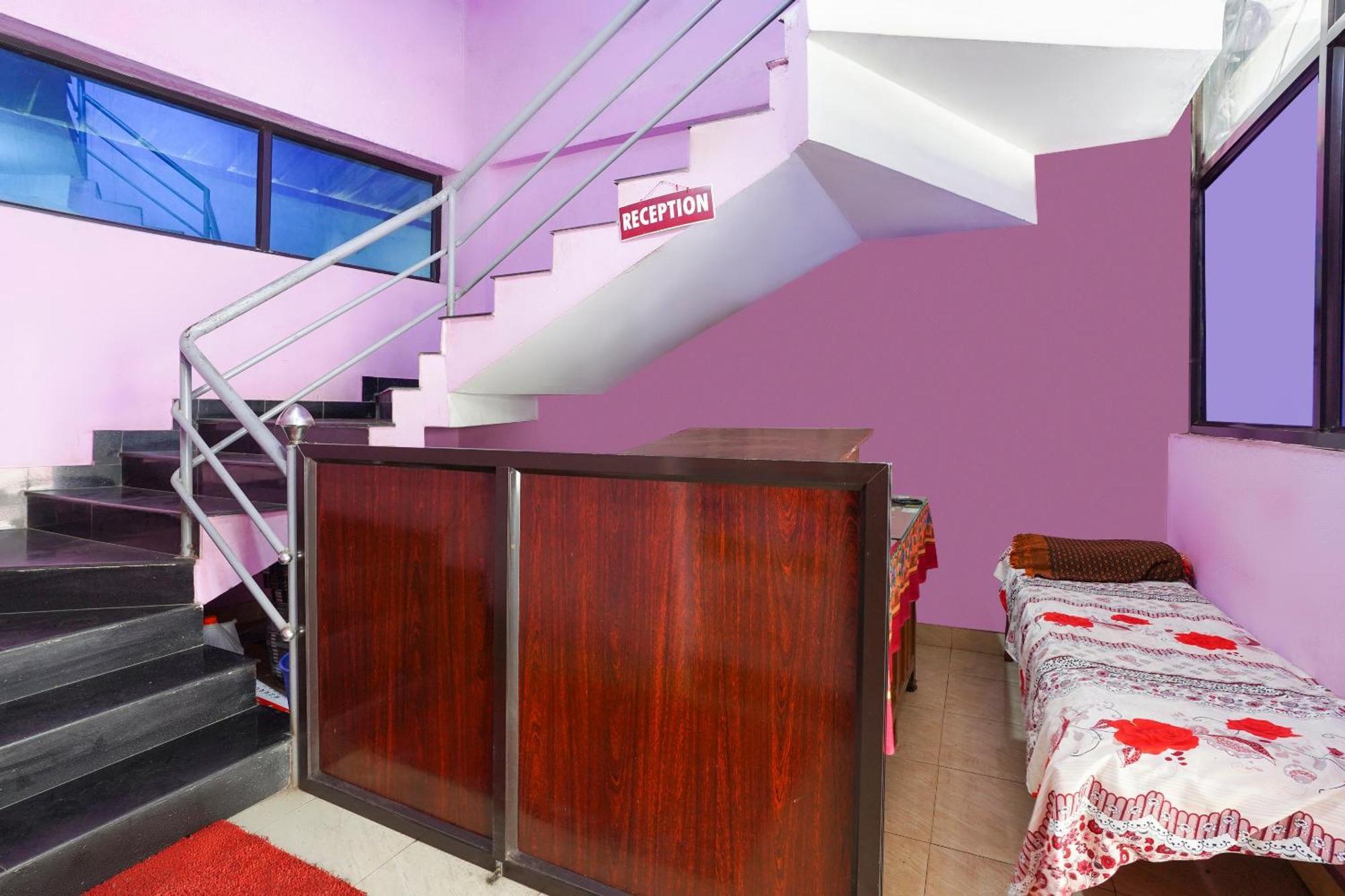 Hotel SPOT ON 66098 Rohini Residency Edayur Esterno foto