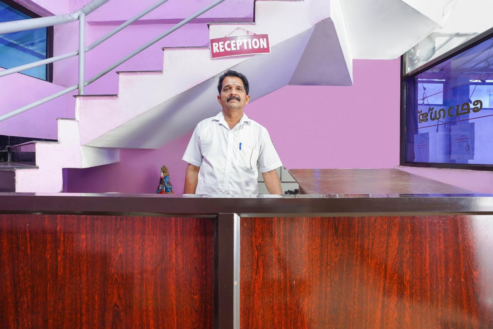 Hotel SPOT ON 66098 Rohini Residency Edayur Esterno foto
