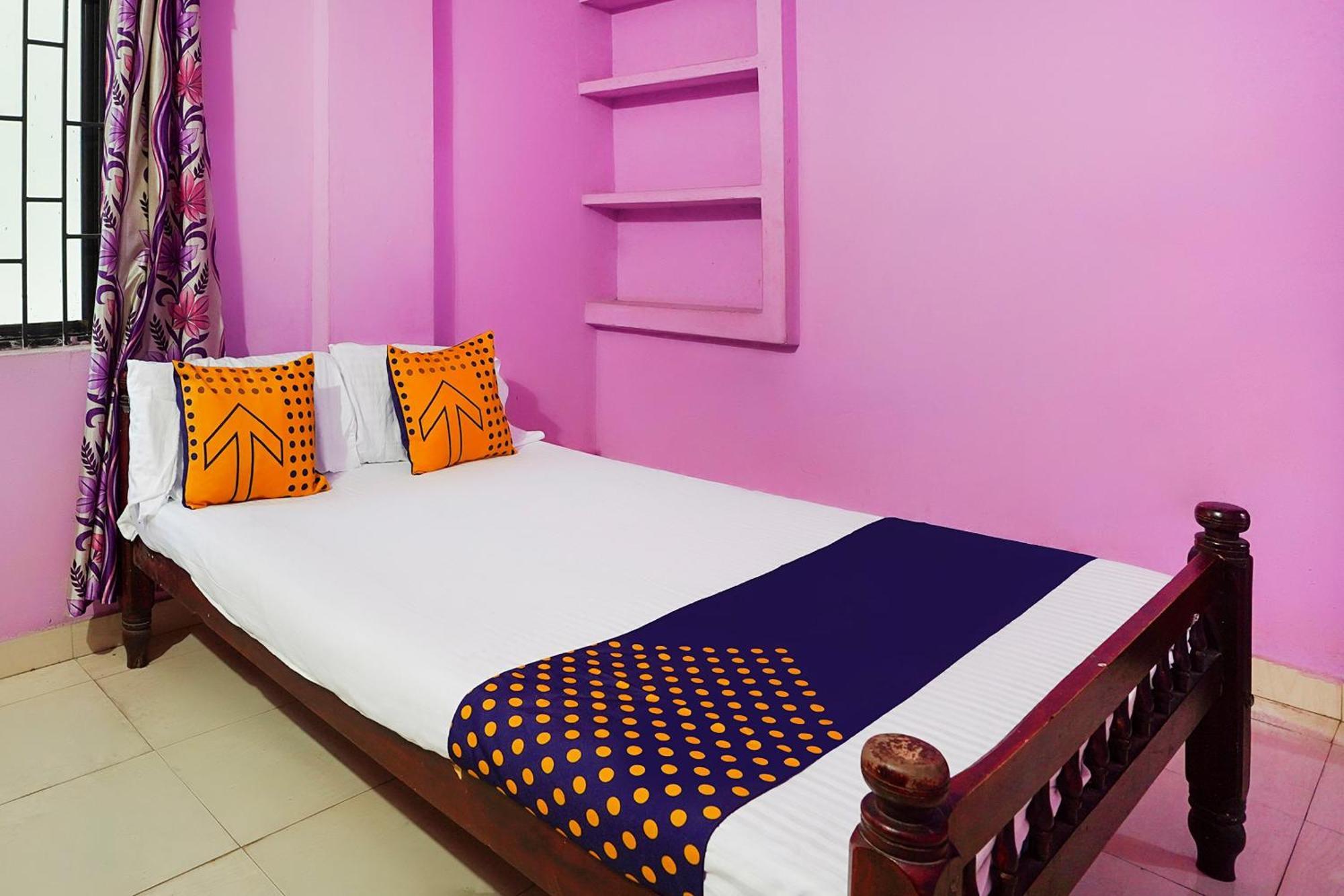 Hotel SPOT ON 66098 Rohini Residency Edayur Esterno foto